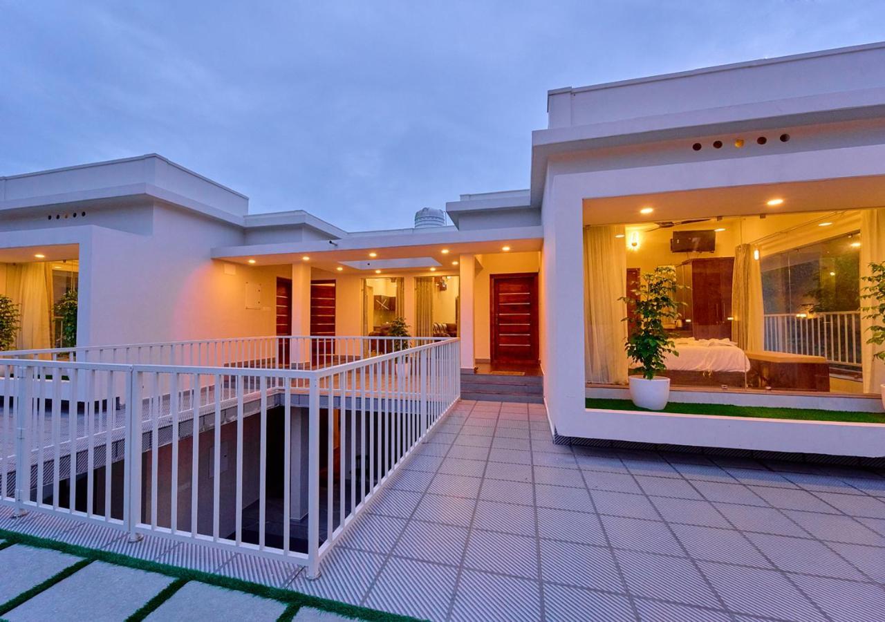 Glen Castle Vagamon Pool Resort By Voye Homes Extérieur photo
